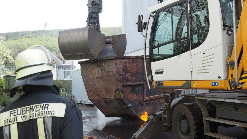 Großeinsatz in Weißenburg: Container brennt in Metallrecyclingfirma