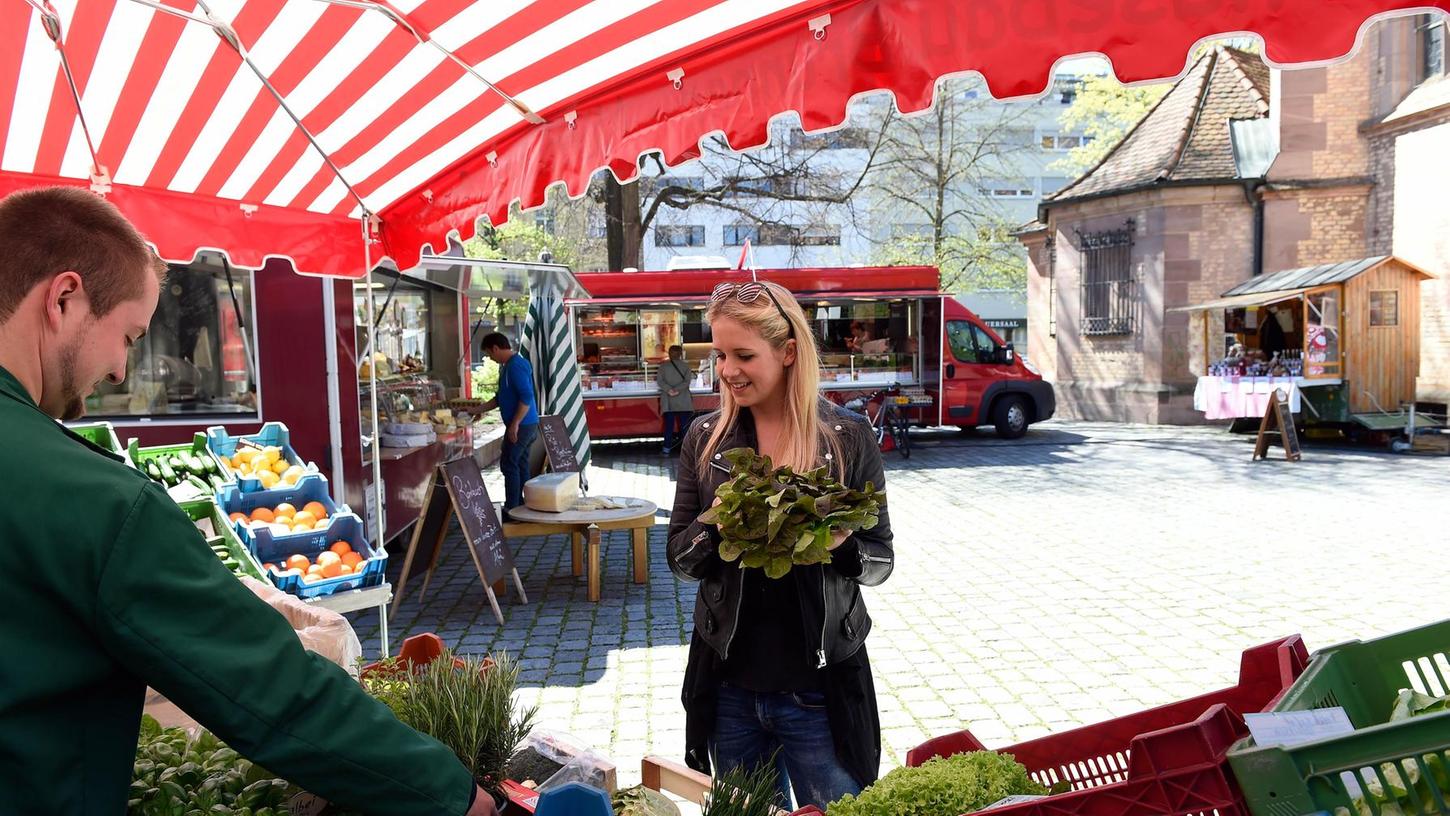 Der Wochenmarkt am Hauptmarkt in Nürnberg soll attraktiver gestaltet werden. Als gutes Beispiel könnte der Mini-Wochenmarkt in Gostenhof (im Bild) dienen.