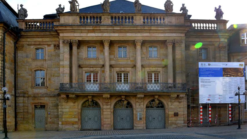 Von außen wirkt es hingegen eher unscheinbar, das  Opernhaus in Bayreuth. Für Cineasten: Hier wurden wichtige Szenen des Spielfilms "Farinelli" gedreht, der sich mit dem italienischen Meister-Kastraten beschäftigte.