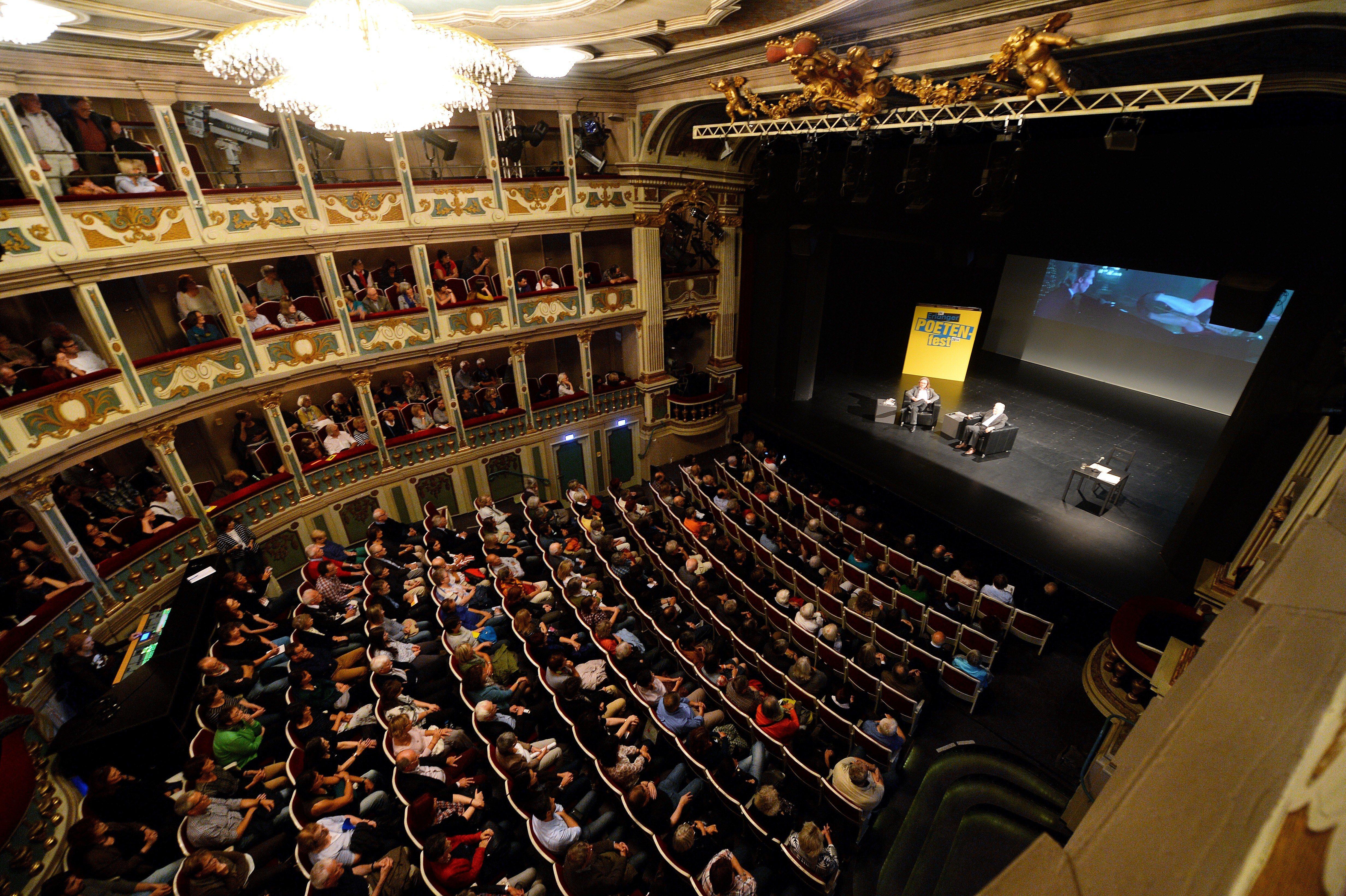 ...das älteste noch in Süddeutschland bespielte Theater. 570 Zuschauer haben im Parkett und den drei Rängen Platz.