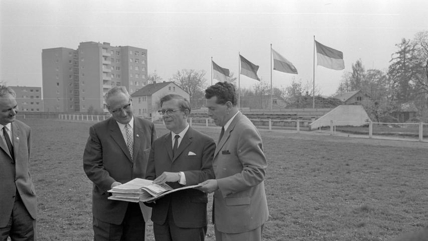 1. Bürgermeister Höffkes (rechts) und TSV-Vorsitzender Pabel (links) blicken dem in seinen Akten blätternden Abgeordneten über die Schulter. Ferdinand Drexler überlegt sich noch, ob er den Ordner bei einer Grundsteinlegung für die Neubauten mit einmauern lassen soll. Hier geht es zum Artikel vom 28. April 1966