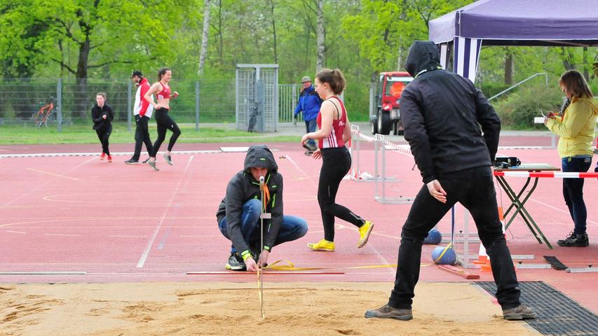 Genau gemessen wird natürlich auch: 20 Helfer ermöglichen den Leichtathletik-Wettkampf in Forchheim.