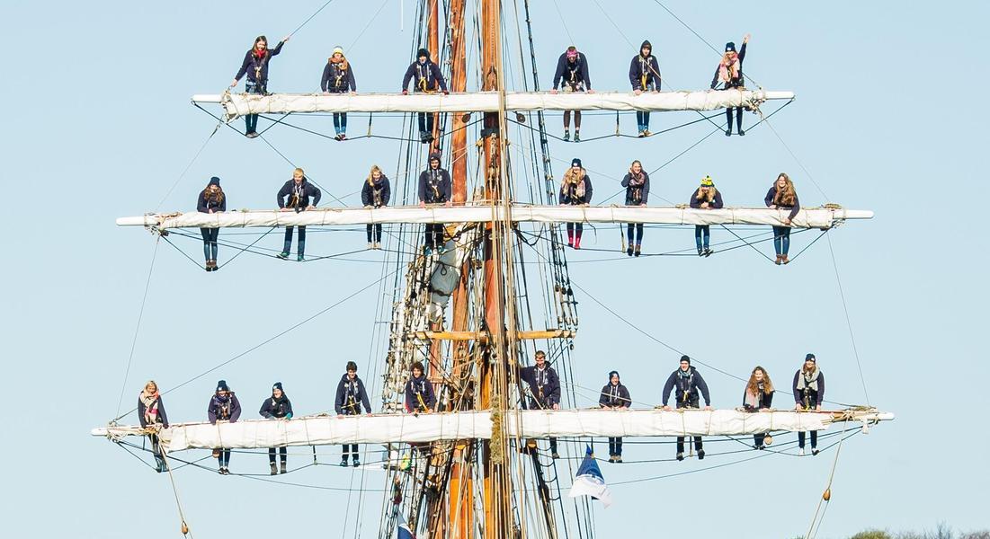 Wenn die „Thor Heyerdahl“ in den Kieler Hafen einläuft, stehen alle Teilnehmer im Rigg. 