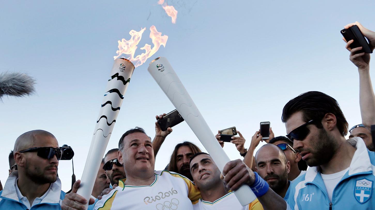 Ibrahim Al Hussein (rechts) ist Bürgerkriegs-Flüchtling - und einer jener Athleten, die die olympische Fackel tragen dürfen.