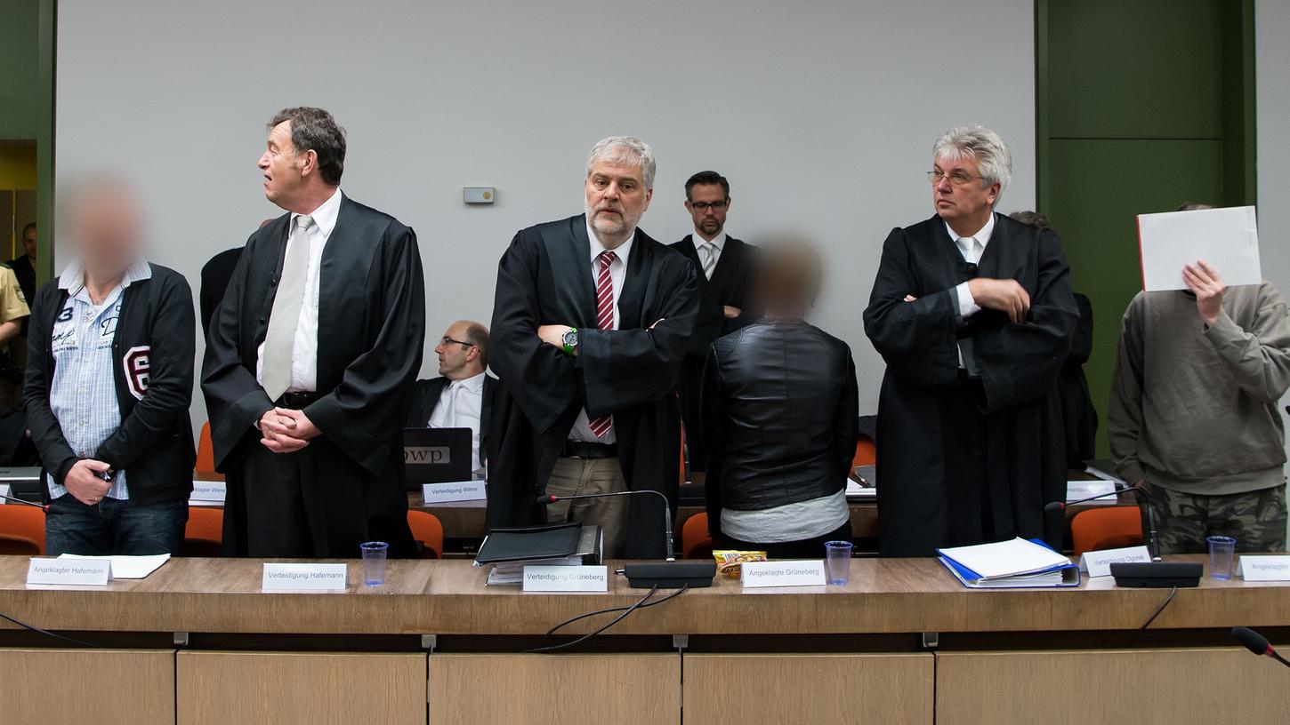 Die gepixelten Angeklagten der terroristischen Vereinigung "Oldschool Society" und ihre Anwälte beim Prozessauftakt am Mittwoch im Oberlandesgericht in München.
