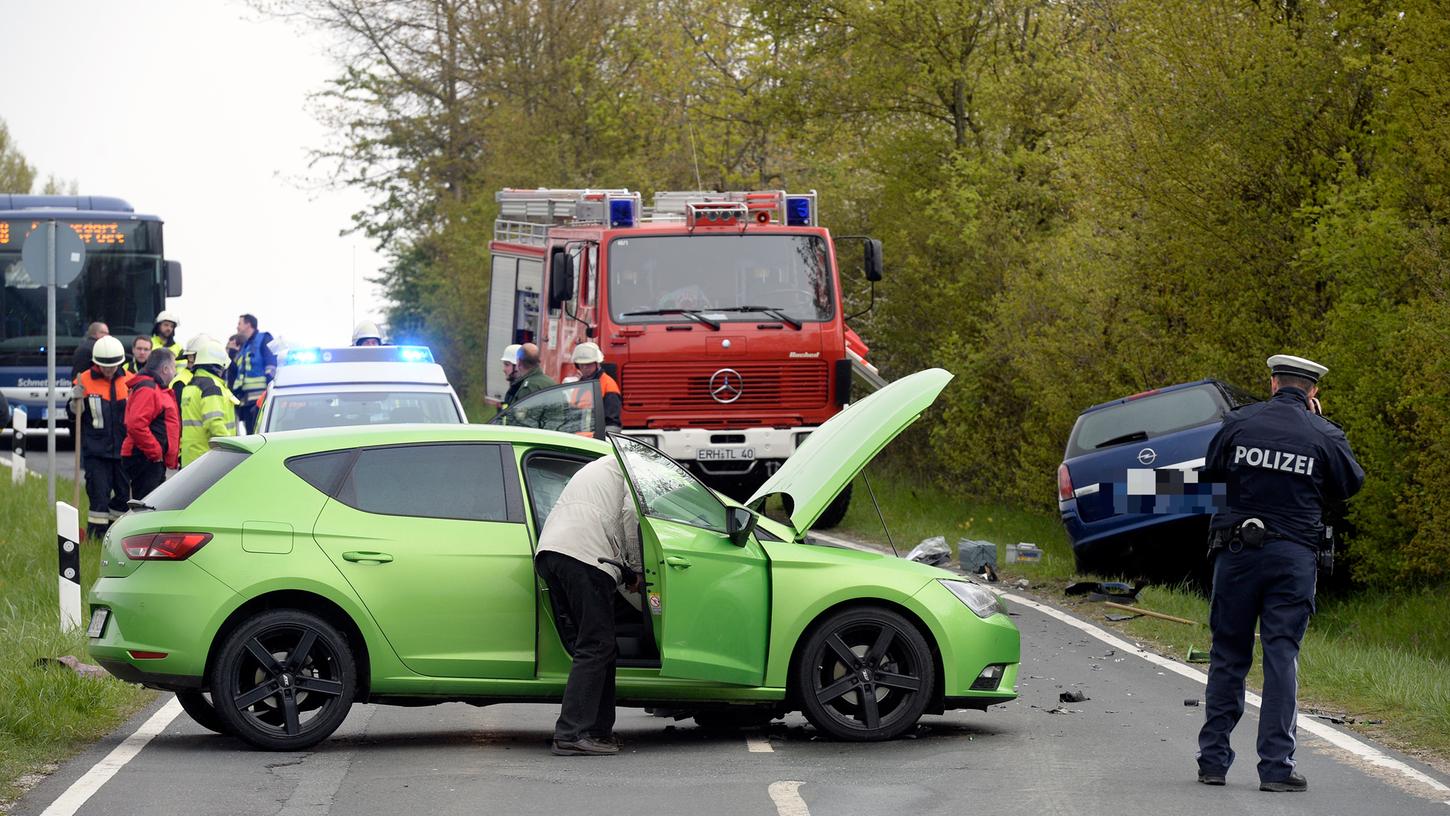 Nach dem Unfall war die Straße zwischen Marloffstein und Langensendelbach rund eine Stunde lang gesperrt.