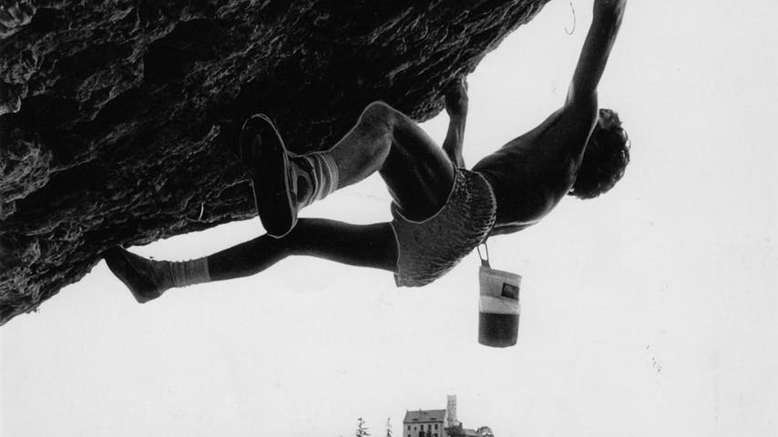 Klettersport im Aufschwung der Ära Kurt Albert: Die Route „Supernase“ bei Gößweinstein, hier eine Aufnahme von 1986, hat die Schwierigkeitsstufe 8. Bis in die 70er hinein ging es maximal bis Grad 6.