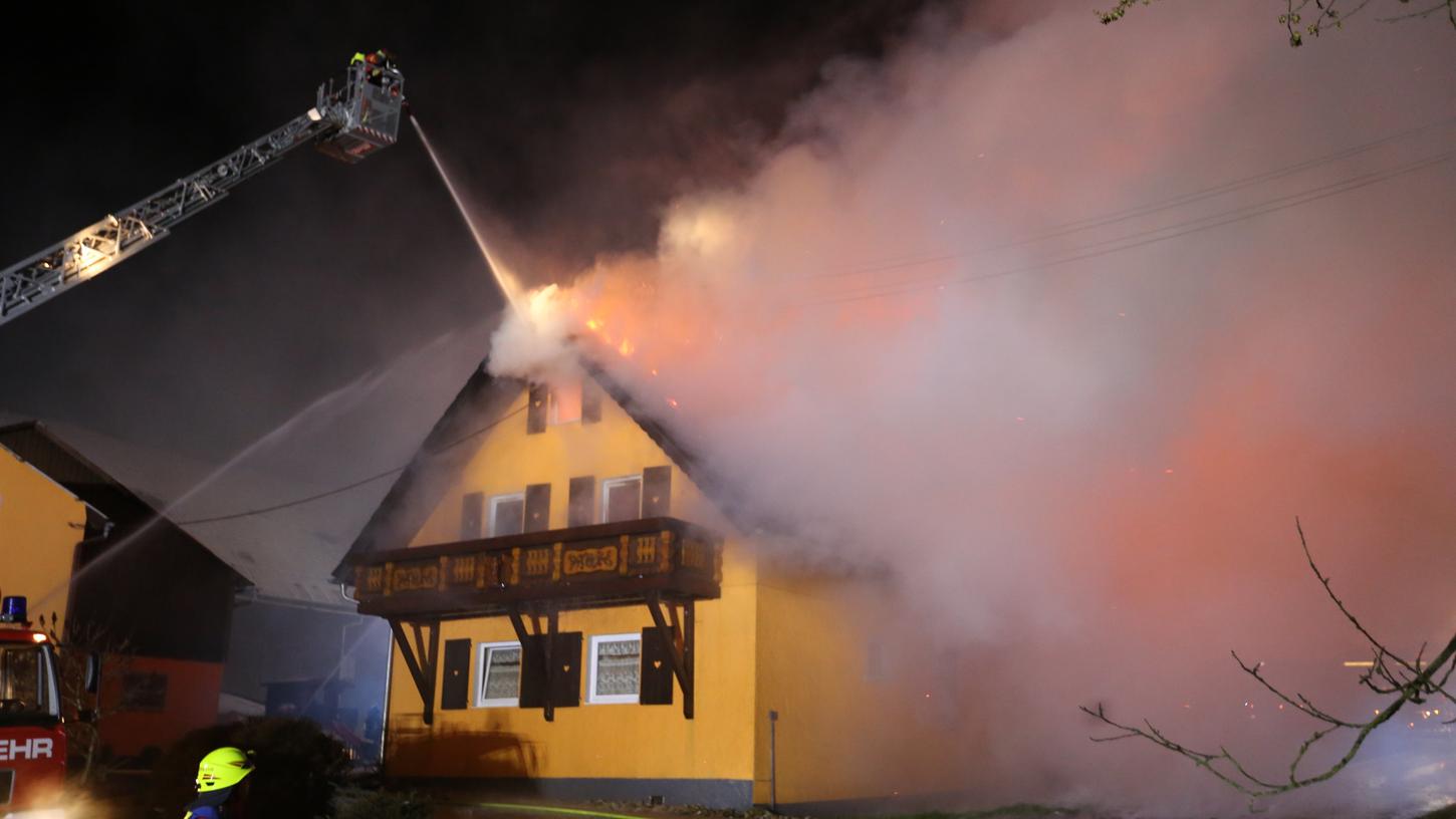 Ein Anwohner bemerkte die Flammen im ersten Stock des Anwesens.