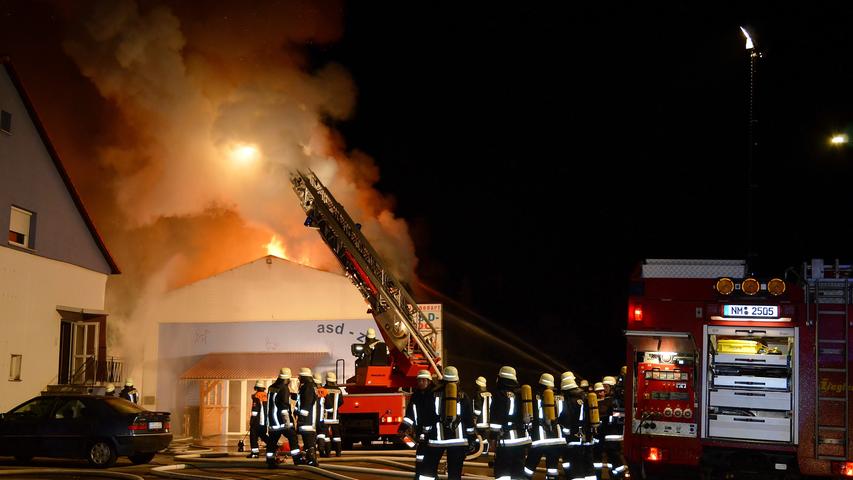 300.000 Euro Schaden: Zoohandlung in Parsberg in Flammen