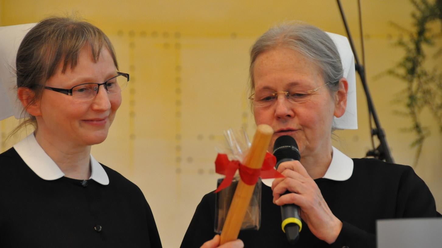 Die neue stellvertretende Oberin Hella Martin erhält einen symbolischen Staffelstab von der bisherigen Oberin Gisela Staib (rechts).