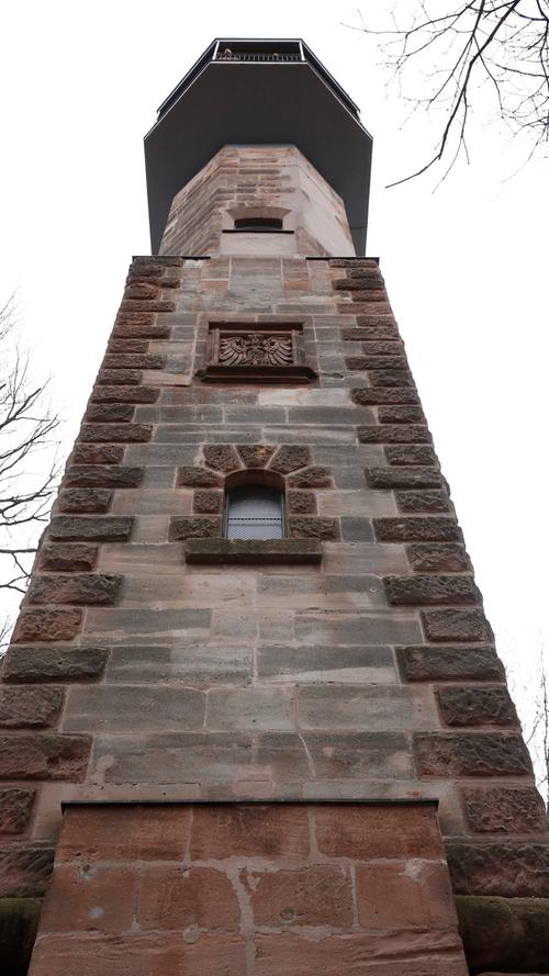 Blick über Nürnberg: Der Schmausenbuckturm, heute und früher 