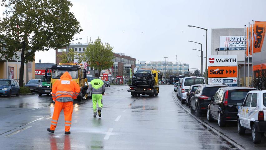 Sigmundstraße: Transporter macht überholenden Mercedes zu Kleinholz