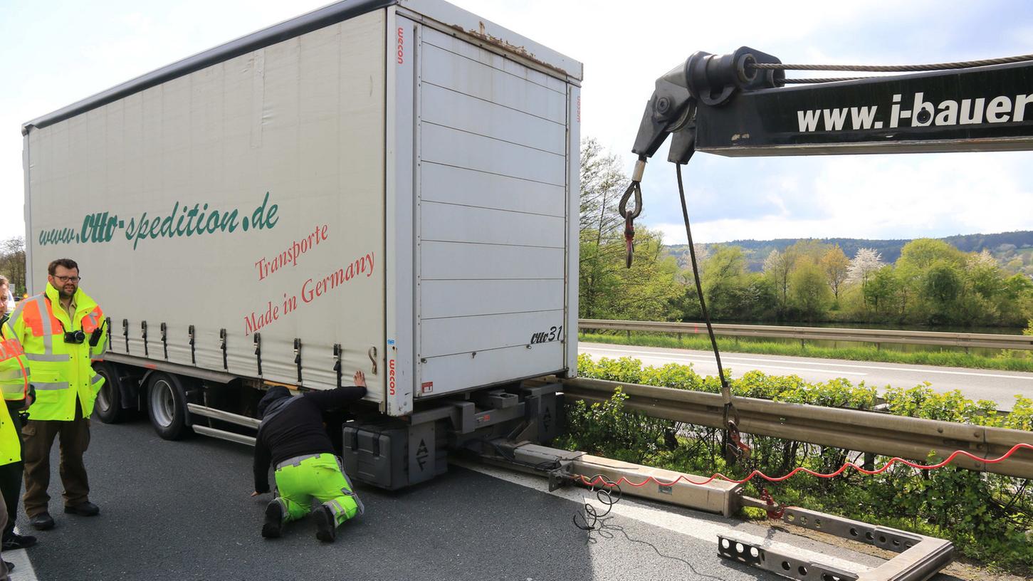 A73: Lkw verliert zehn Tonnen schweren Anhänger