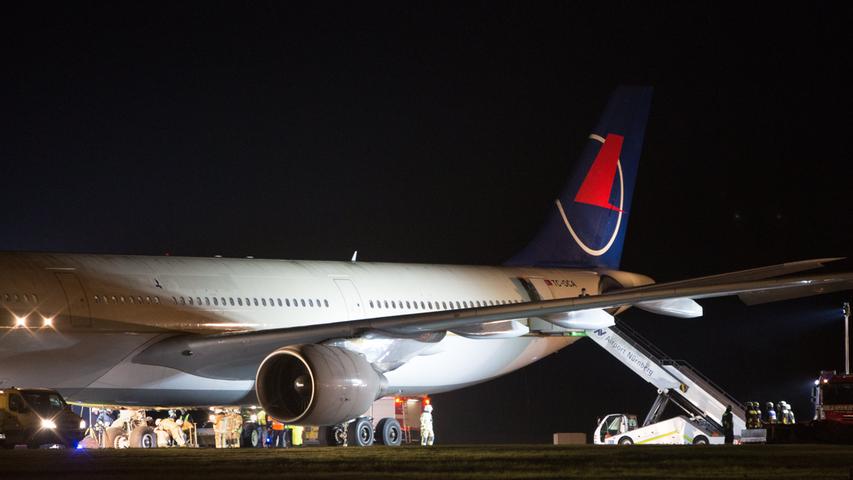 Flugzeug kommt 2016 am Nürnberger Airport von Landebahn ab