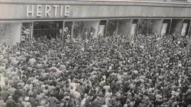 Zur Neueröffnung des Hertie 1951 erlebte das Kaufhaus einen großen Kundenansturm.