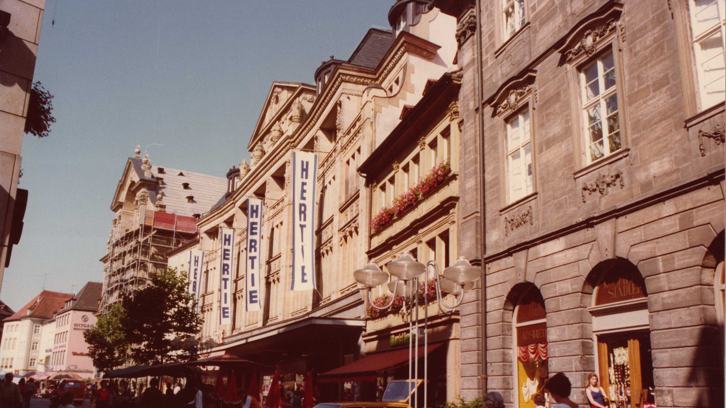 Der Hertie prägte seitdem das Erscheinungsbild der Bamberger Innenstadt. 1970 folgte der Neubau einer Tiefgarage unter dem Maxplatz und 1996 wurde das Haus komplett umgebaut.