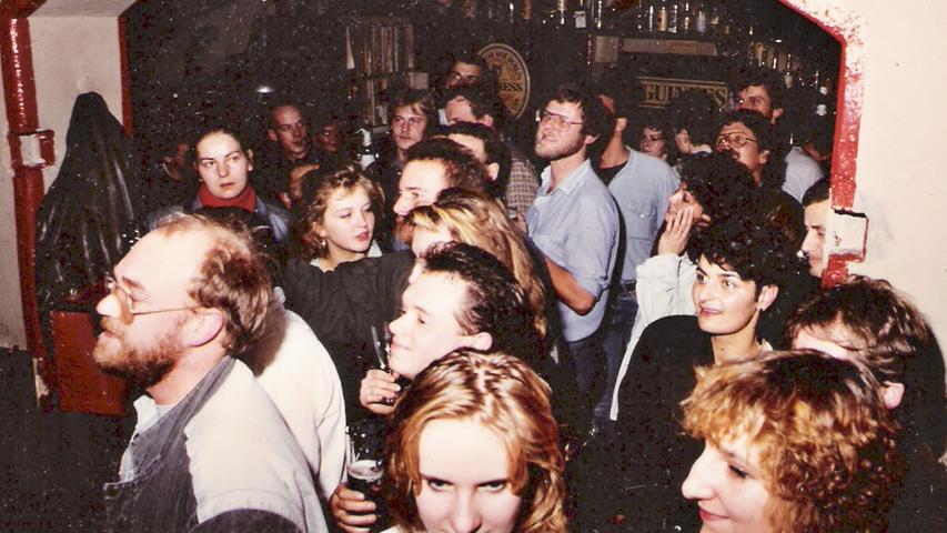 Besonders bei Musikern war der "Starclub" schwer beliebt. Hier standen in den 80er und 90er Jahren Ralph Bach (JBO), Peter Hoppe (Slackwax) und Eddi Ben Sari (Party Pirates) hinter dem Tresen. Und schenkten bis zu 33 Biere von Guinness bis Flensburger und Zirndorfer aus.