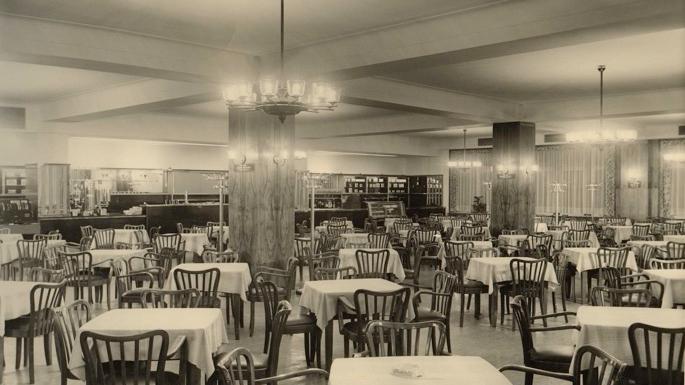 Im Jahr 1953 sahen so das Restaurant im dritten Obergeschoss und...