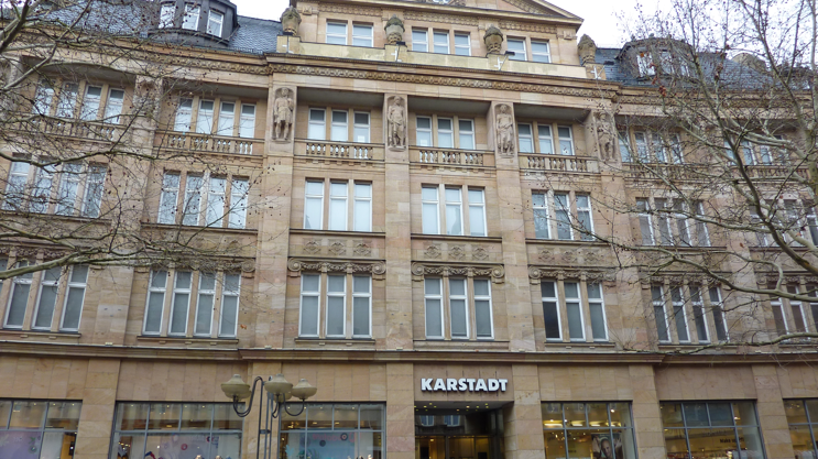 Im Jahr 2000 wurde der Hertie zu Karstadt. Die imposante Fassade bereichert noch heute das Bamberger Stadtbild.