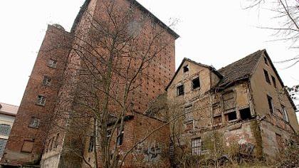 Neben dem massiven Klinkerbau aus dem Jahre 1913 gibt die Untere Mühle aus dem 18. Jahrhundert ein Bild des Jammers ab. Die Abbruchgenehmigung ist zwar 2007 abgelaufen, die Stadt will einen Abriss aber nicht verhindern. Neben dem massiven Klinkerbau aus dem Jahre 1913 gibt die Untere Mühle aus dem 18. Jahrhundert ein Bild des Jammers ab. Die Abbruchgenehmigung ist zwar 2007 abgelaufen, die Stadt will einen Abriss aber nicht verhindern.
