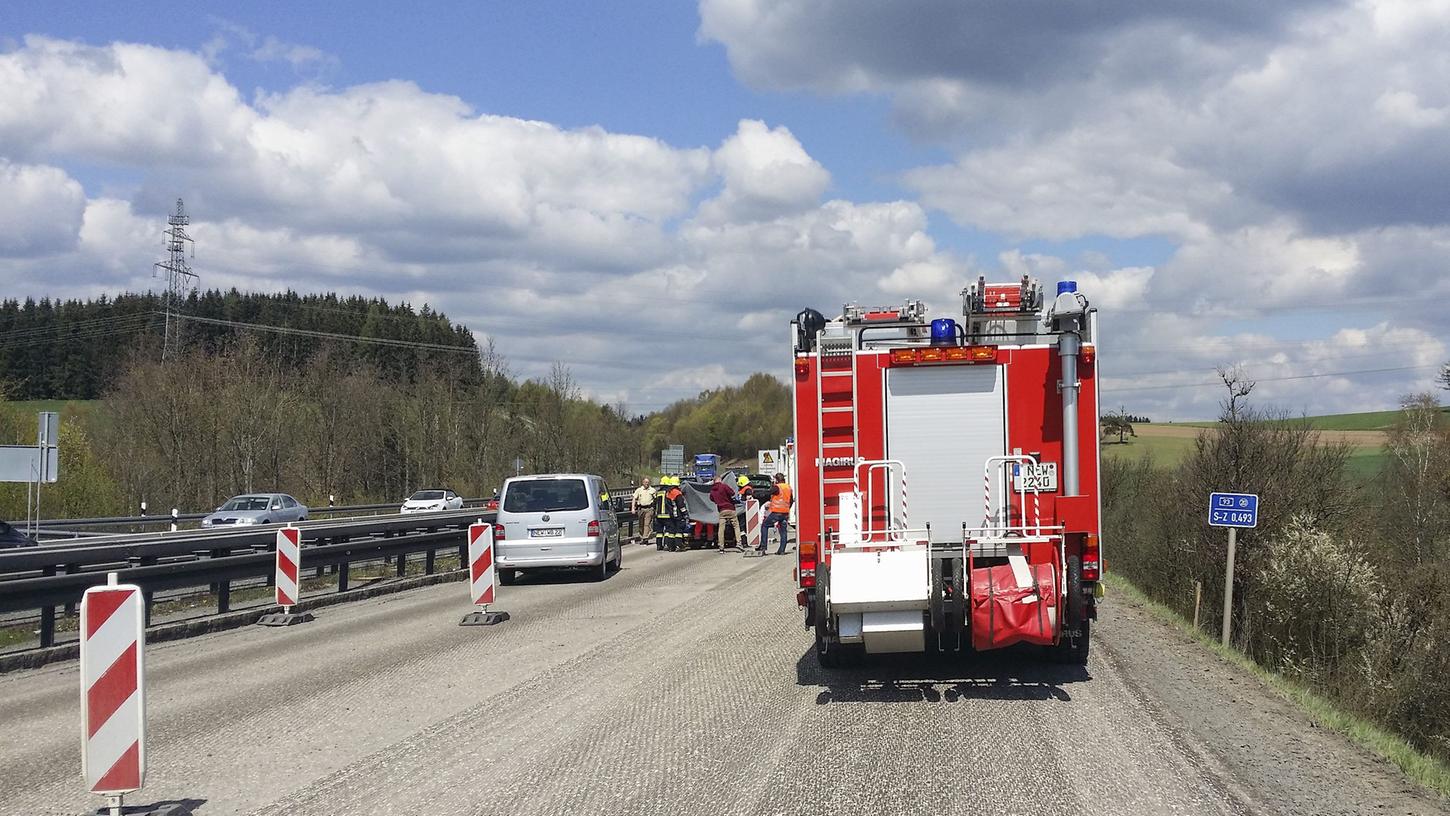 Die Feuerwehr Windischeschenbach und die Polizei Weiden waren zur Bergung des Opfers am Unfallort im Einsatz.