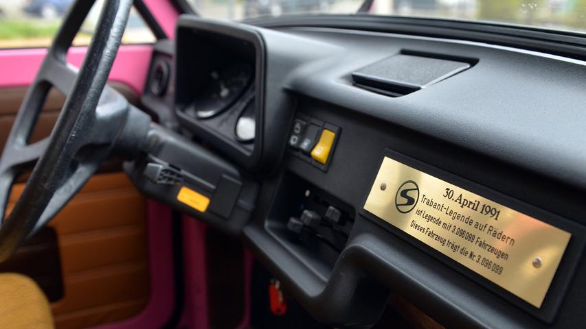Ein Schild auf der für das Radio vorgesehenen Abdeckung am Armaturenbrett weist den letzten Trabant mit der Fahrzeugnummer 3.096.099 als Legende aus.