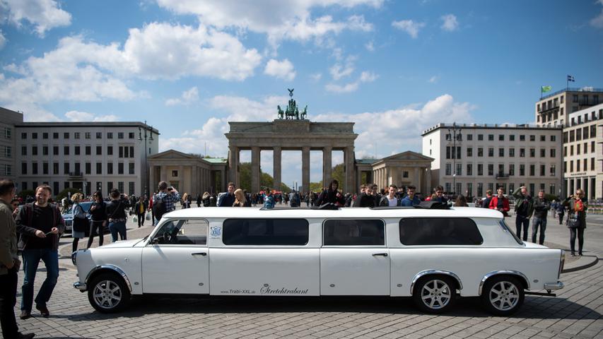 Nicht immer klein: Ein zur Stretchlimousine umgebauter Trabant vor dem Brandenburger Tor in Berlin zieht die Blicke auf sich.