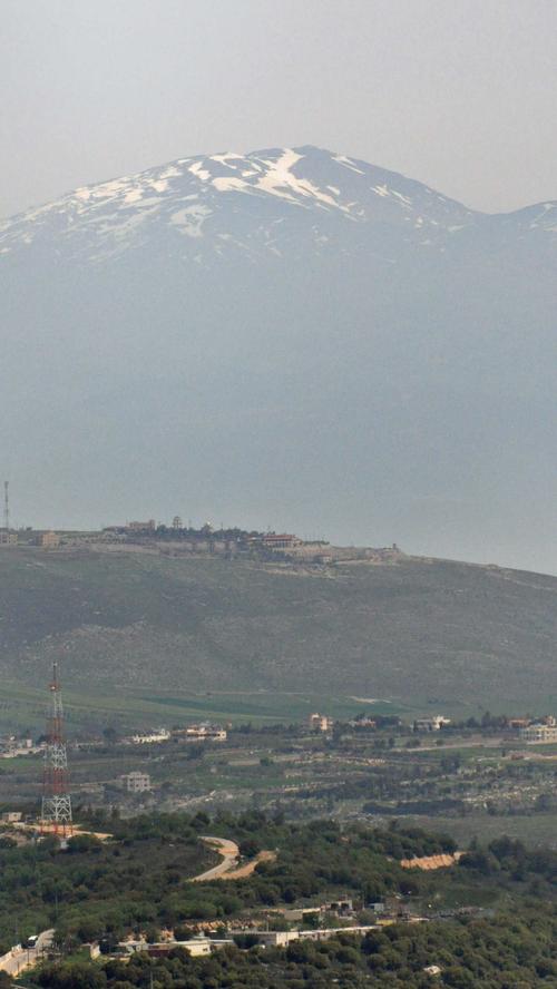 Blick vom Mount Adir auf dem Golan nach Norden: Im Hintergrund  ist der schneebedeckte Mount Hermon zu sehen.