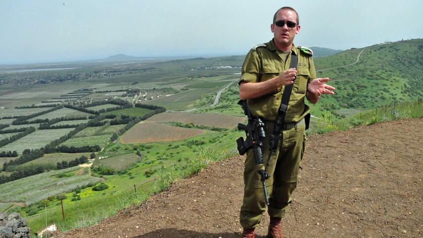 Ein Major der israelischen Streitkräfte erklärt den deutschen Journalisten die militärische Lage auf dem Golan und auf der syrischen Seite.