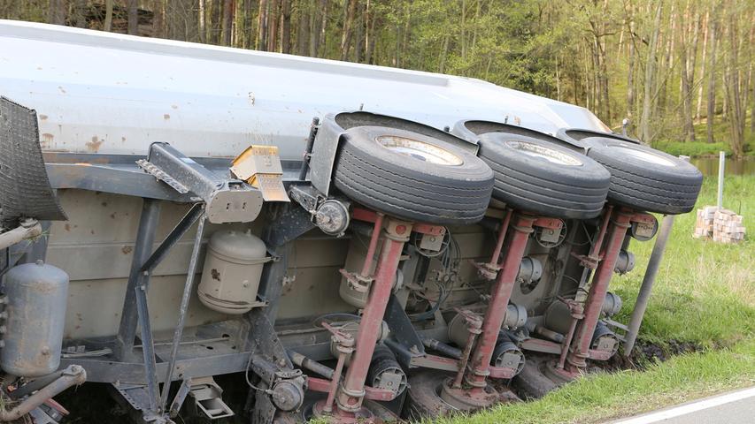 Nach Ausweichmanöver: Sattelzug kippt bei Stinzendorf um