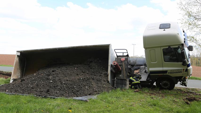 Nach Ausweichmanöver: Sattelzug kippt bei Stinzendorf um