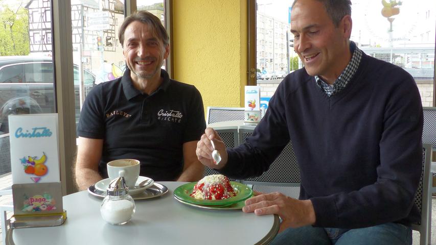 Walter Giacin (links) kommt aus einer Eis-Familie: Er ist Eismacher in der vierten Generation. Die Eisdiele Cristallo in der Ostenendstraße führt der Italiener bereits seit 1989. Auch wenn sich die Gegend um den Mögeldorfer Plärrer in den Jahren ganz schön gewandelt habe, erklärt der 57-jährige Inhaber, die beliebtesten Eissorten bleiben doch immer die Gleichen. Die Klassiker wie Schoko oder Stracciatella gehen schon immer am besten. Allein an Vanille-Eis verkaufe er an einem heißen, sonnigen Tag schon mal bis zu 30 Liter. Kliment Markov trägt einen großen Beitrag zum Vanille-Eis-Absatz bei. Der Stammgast kommt drei bis vier Mal in der Woche in der Eisdiele vorbei - und jedes Mal isst er sein Lieblingsgericht: Spaghetti-Eis. Seiner Linie mache das nichts aus, schließlich sei er Tennistrainer von Beruf, wie er erzählt. Immerhin setze Giacin auf frische und regionale Zutaten, sagt Markov. Das sei auch der Grund gewesen, weswegen er vor Jahren auf das kleine Café aufmerksam geworden ist. Weil "hier noch echte Vanilleschoten" und keine Ersatzprodukte in die Eis-Mischmaschine kommen. Walter Giacin (links) kommt aus einer Eis-Familie: Er ist Eismacher in der vierten Generation. Die Eisdiele Cristallo in der Ostenendstraße führt der Italiener bereits seit 1989. Auch wenn sich die Gegend um den Mögeldorfer Plärrer in den Jahren ganz schön gewandelt habe, erklärt der 57-jährige Inhaber, die beliebtesten Eissorten bleiben doch immer die Gleichen. Die Klassiker wie Schoko oder Stracciatella gehen schon immer am besten. Allein an Vanille-Eis verkaufe er an einem heißen, sonnigen Tag schon mal bis zu 30 Liter. Kliment Markov trägt einen großen Beitrag zum Vanille-Eis-Absatz bei. Der Stammgast kommt drei bis vier Mal in der Woche in der Eisdiele vorbei - und jedes Mal isst er sein Lieblingsgericht: Spaghetti-Eis. Seiner Linie mache das nichts aus, schließlich sei er Tennistrainer von Beruf, wie er erzählt. Immerhin setze Giacin auf frische und regionale Zutaten, sagt Markov. Das sei auch der Grund gewesen, weswegen er vor Jahren auf das kleine Café aufmerksam geworden ist. Weil "hier noch echte Vanilleschoten" und keine Ersatzprodukte in die Eis-Mischmaschine kommen.