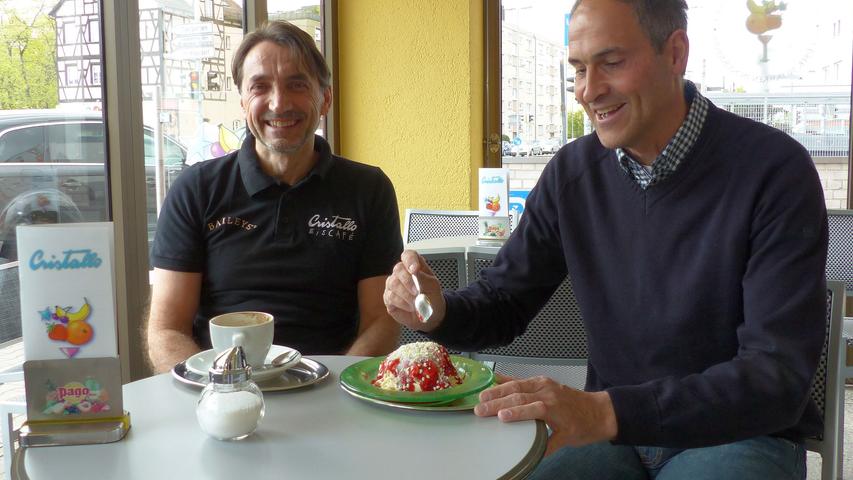 Walter Giacin (links) kommt aus einer Eis-Familie: Er ist Eismacher in der vierten Generation. Die Eisdiele Cristallo in der Ostenendstraße führt der Italiener bereits seit 1989. Auch wenn sich die Gegend um den Mögeldorfer Plärrer in den Jahren ganz schön gewandelt habe, erklärt der 57-jährige Inhaber, die beliebtesten Eissorten bleiben doch immer die Gleichen. Die Klassiker wie Schoko oder Strac­cia­tel­la gehen schon immer am besten. Allein an Vanille-Eis verkaufe er an einem heißen, sonnigen Tag schon mal bis zu 30 Liter.  Kliment Markov trägt einen großen Beitrag zum Vanille-Eis-Absatz bei. Der Stammgast kommt drei bis vier Mal in der Woche in der Eisdiele vorbei - und jedes Mal isst er sein Lieblingsgericht: Spaghetti-Eis. Seiner Linie mache das nichts aus, schließlich sei er Tennistrainer von Beruf, wie er erzählt. Immerhin setze Giacin auf frische und regionale Zutaten, sagt Markov. Das sei auch der Grund gewesen, weswegen er vor Jahren auf das kleine Café aufmerksam geworden ist. Weil "hier noch echte Vanilleschoten" und keine Ersatzprodukte in die Eis-Mischmaschine kommen.