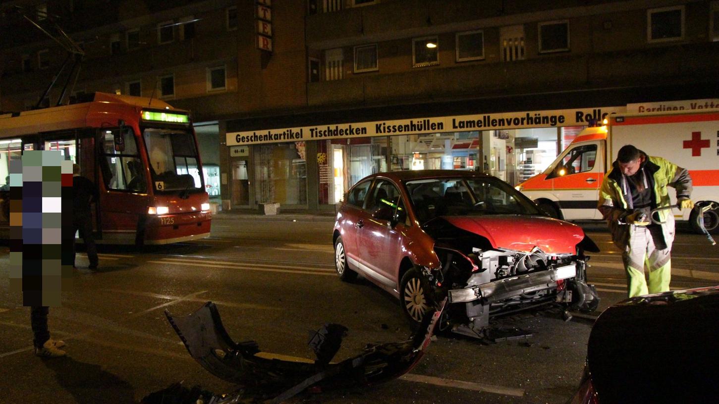 Der Citroën der 19-jährigen Nürnbergerin wurde bei dem Unfall stark in Mitleidenschaft gezogen.