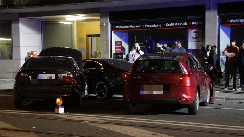 BMW kracht in Gegenverkehr: Zwei Verletzte in Nürnberger Südstadt