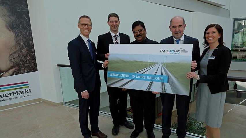 Gruppenbild mit dem Eigentümer: Kamal Mittal, der Chef des indischen Mischkonzerns PCM Group of Industries (3.v.l.) mit Landrat Willibald Gailler (2.v.r.)und der Leitung von Rail.One.