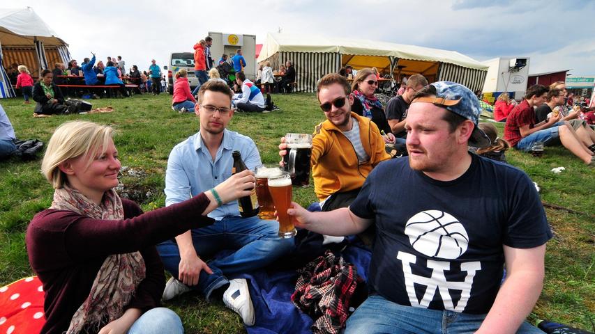 Bier, Brotzeit und Aussicht: Beste Laune beim Walberlafest