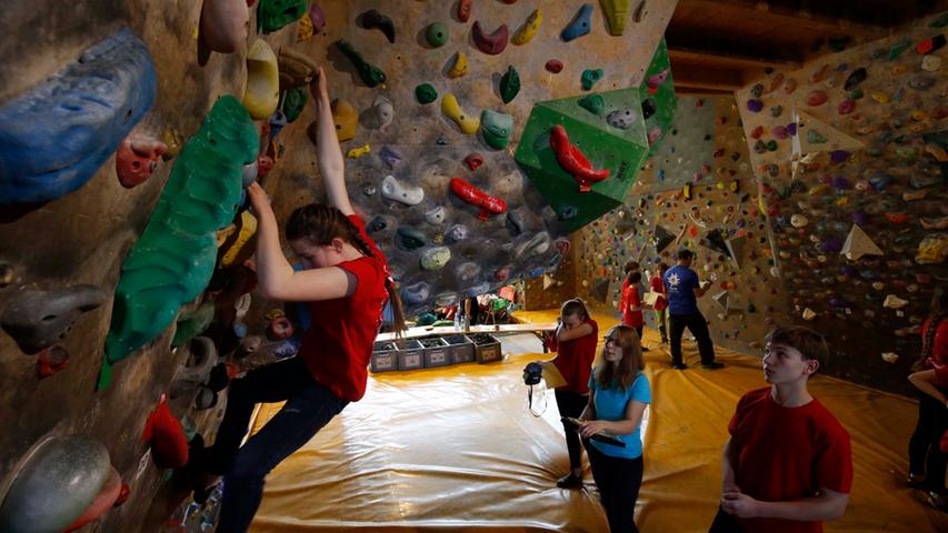 Hoch hinaus bei der 18. Stadtmeisterschaft im Bouldern in Erlangen