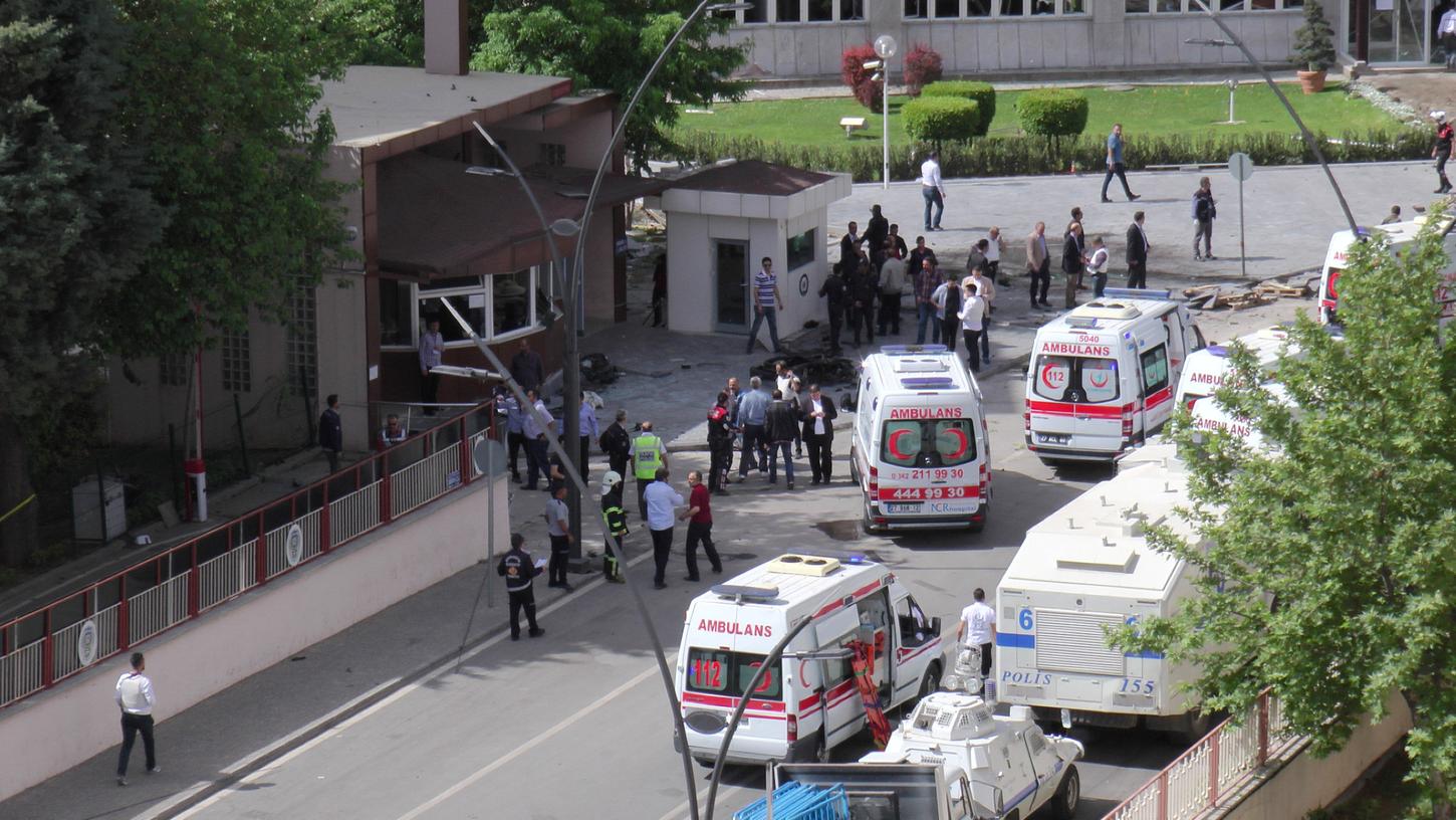 Bei einem Autobomben-Anschlag in Gaziantep kam mindestens ein Polizist ums Leben. Bei einem Autobomben-Anschlag in Gaziantep kam mindestens ein Polizist ums Leben.