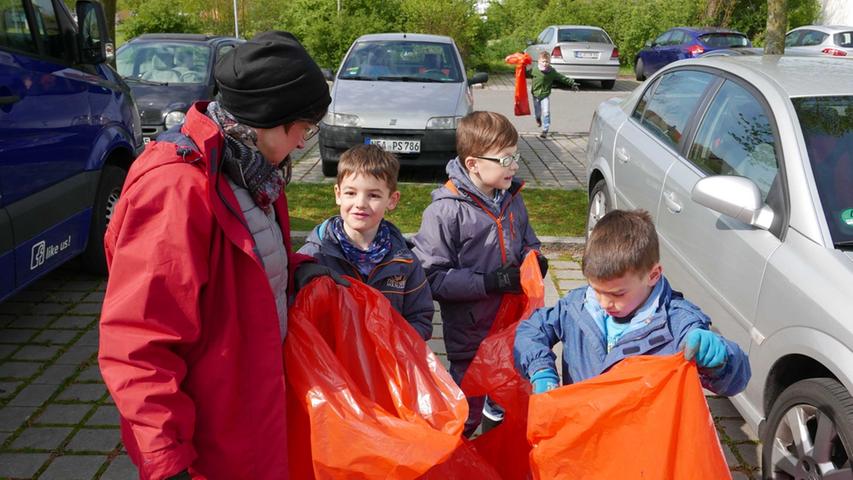 …und am Parkplatz nahe ihrer "Umweltschule" wurde die Siegergruppe aus dem "Neuen Schloss" beim Müllsammeln reichlich fündig.