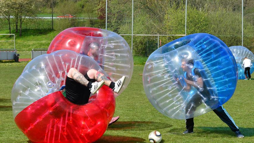 Schnell gerollt ist halb gewonnen: Bubble-Soccer-Turnier in Möhrendorf
