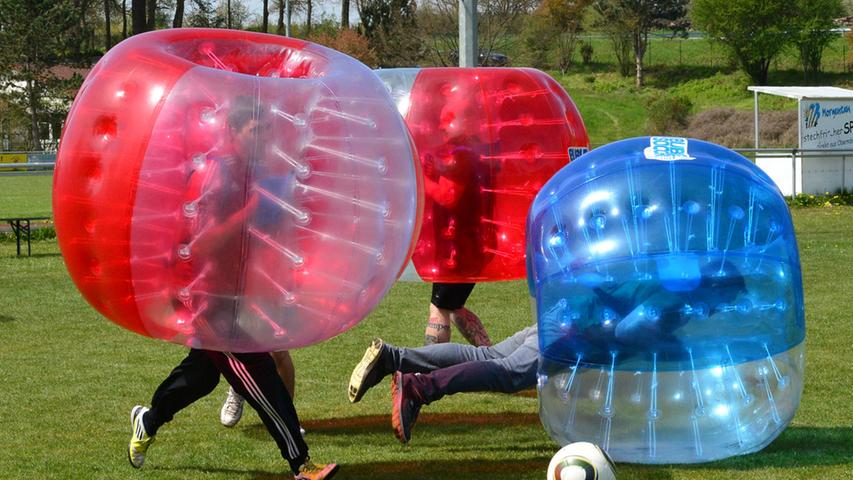 Schnell gerollt ist halb gewonnen: Bubble-Soccer-Turnier in Möhrendorf