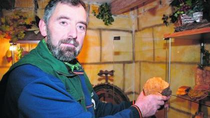 Versteinertes Holz: Seine Fundstücke präsentiert Horst Prachar interessierten Besuchern gerne. Versteinertes Holz: Seine Fundstücke präsentiert Horst Prachar interessierten Besuchern gerne.