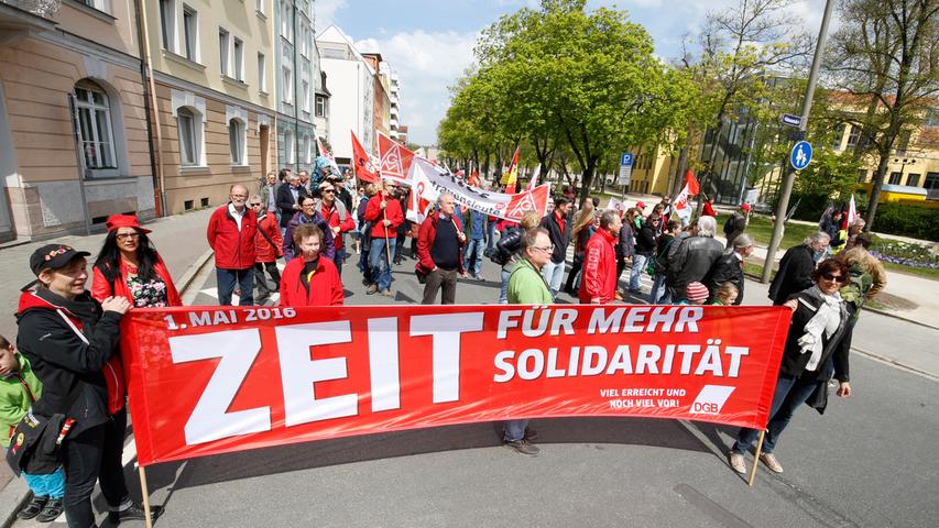 Trommelwirbel und Transparente:  Demo zum Tag der Arbeit in Erlangen 