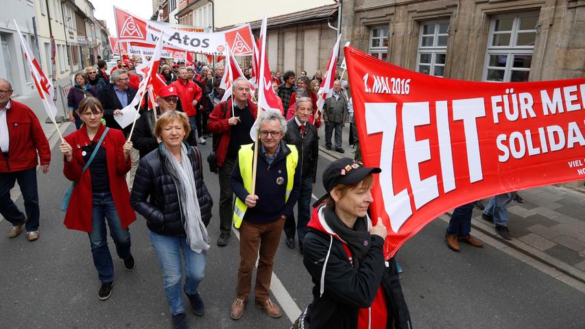Trommelwirbel und Transparente: Demo zum Tag der Arbeit in Erlangen