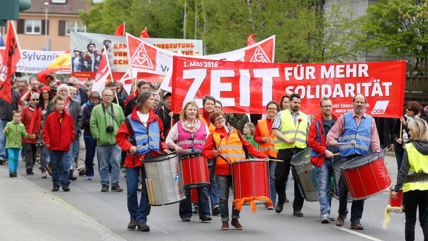 Trommelwirbel und Transparente:  Demo zum Tag der Arbeit in Erlangen 