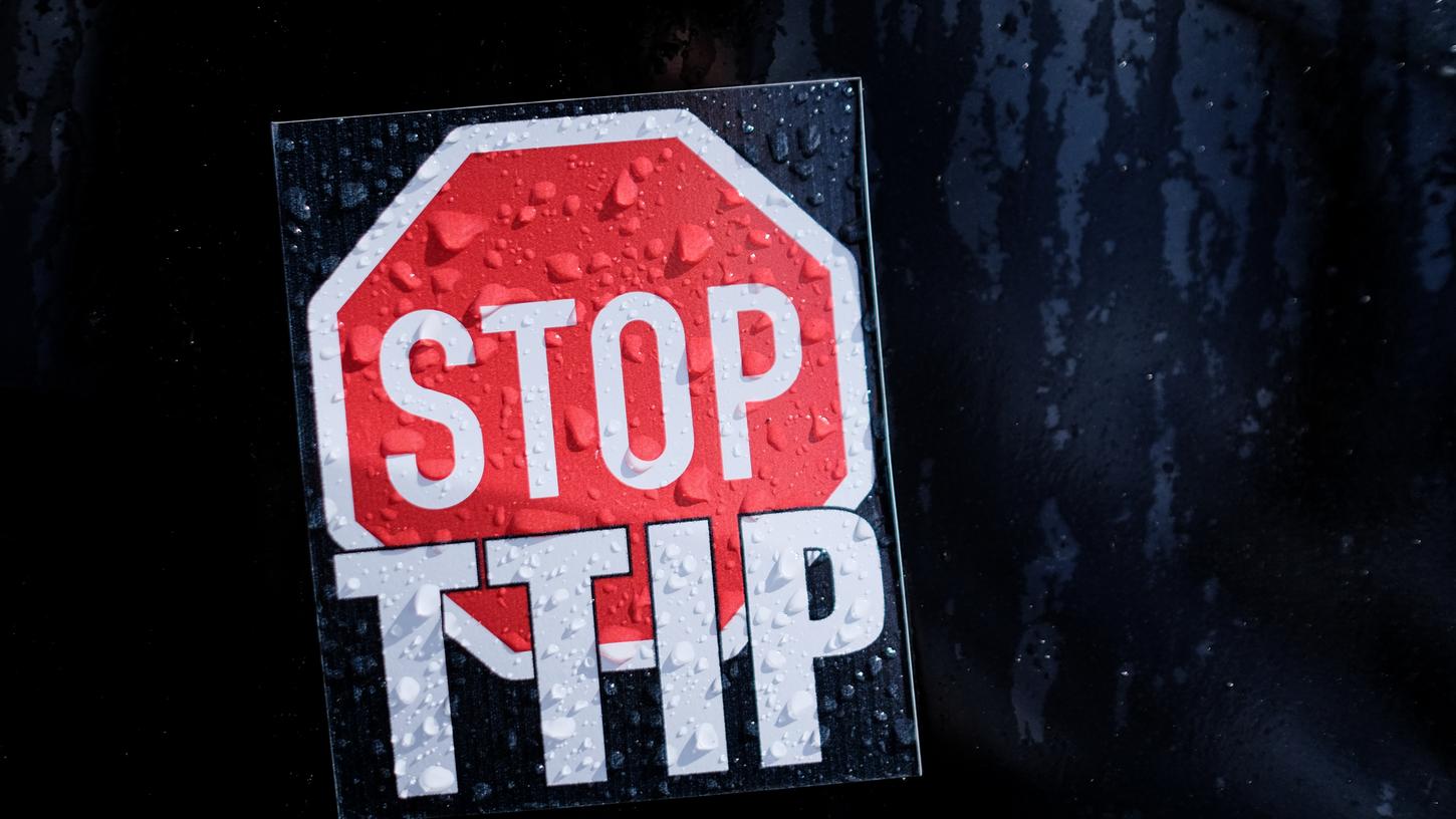 Das geplante Freihandelsabkommen TTIP ist mehr als nur umstritten - in Deutschland kommt es immer wieder zu Protesten gegen die geplanten Verhandlungen. 