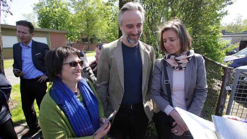 Theresa Aschermann, Arno Lang und Isolde Ebert aus der Scharrerschule sind gekommen, um die drei Gedenkstätten noch einmal unter der Führung der Ombudsfrau der Bundesregierung zu besuchen.