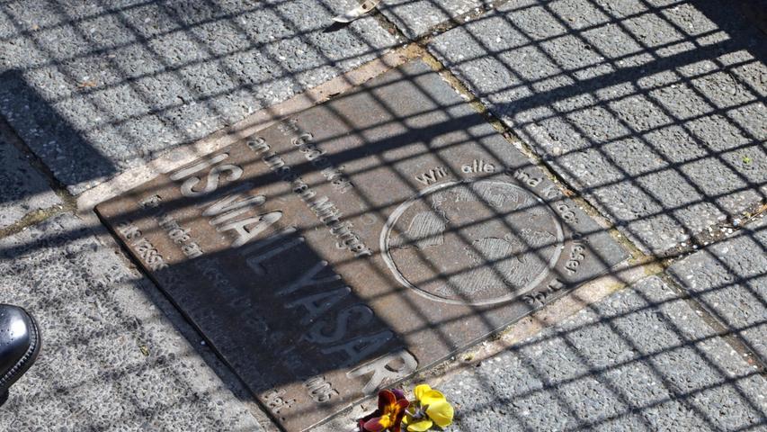Zu dem traurigen Gedenken wurde eine Bronzeplatte in der Scharrerstraße in den Boden eingelassen.