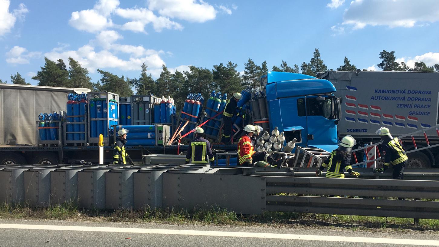 Am Montagnachmittag ist es auf der A6 zu einem schweren Unfall mit vier Lkw gekommen. Die Autobahn ist für mehrere Stunden voll gesperrt.